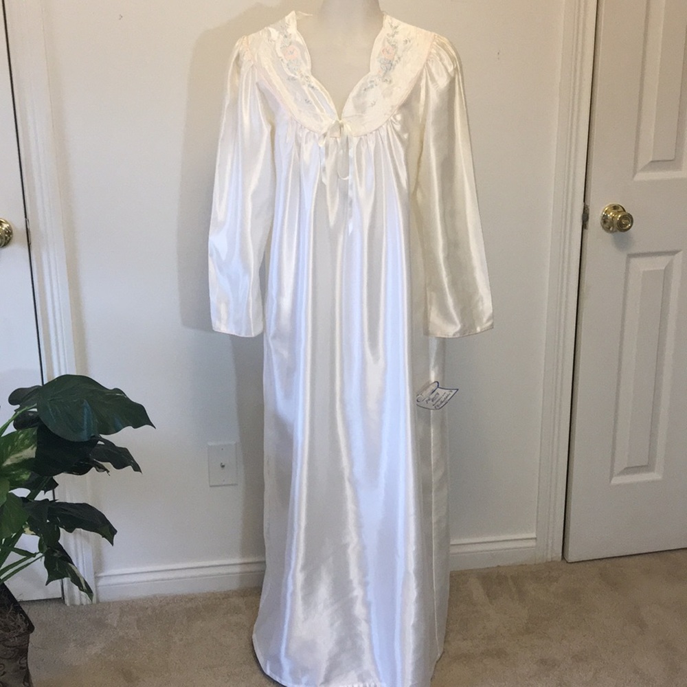 Ilise Stevens Brushed White Satin Nightgown NEW SM